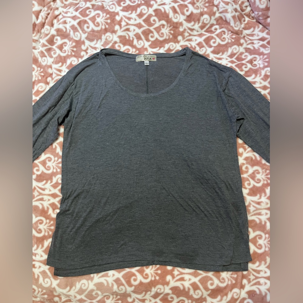 I’m in love with Derek brand Long sleeve gray t-shirt